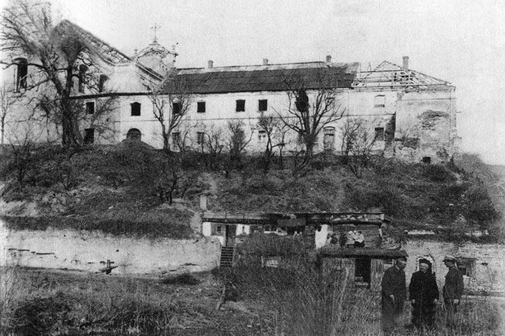 Зруйнований монастир отців-кармелітів.